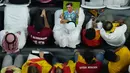 Penonton memegang foto Mesut Ozil di tribun selama pertandingan Spanyol vs Jerman pada laga Grup E Piala Dunia 2022  di Stadion Al Bayt, Kota Al Khor, Senin (28/11/2022) dini hari WIB. Timnas Jerman dan DFB dinilai berani bersuara mengenai isu LGBTQ+, tapi di sisi lain tidak ikut bersuara terhadap isu yang dirasakan Mesut Ozil pada 2018, yang salah satunya adalah rasisme. (AP Photo/Petr David Josek)