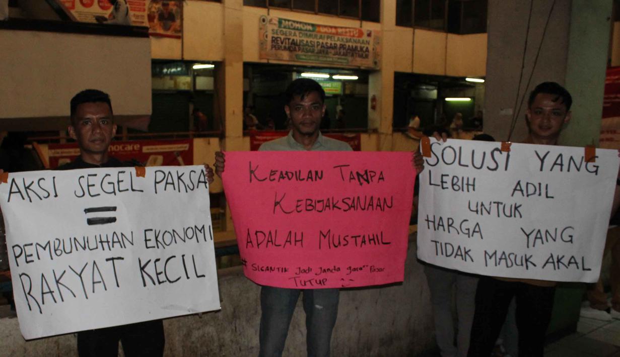 Para pedagang juga memprotes tindakan penyegelan kios yang dilakukan oleh Perumda Pasar Jaya. Tampak dalam foto, para pedagang melakukan aksi protes di dalam Pasar Pramuka, Jakarta Timur, Jumat (14/11/2025). (merdeka.com/magang/Rendi Saputra)