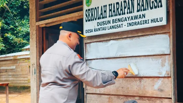 Kapolres Indragiri Hulu AKBP Dody mengecat sekolah anak-anak Suku Talang Mamak di pedalaman Riau.