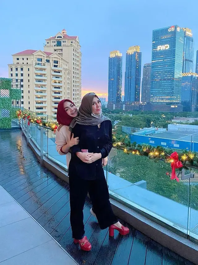 8 Potret Kebersamaan Rieta Amilia dan Amy Qanita, Disebut Besan Goals