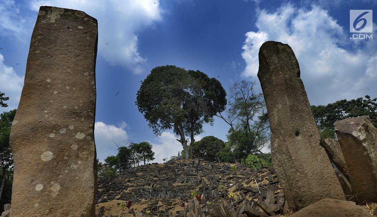 Sejumlah batu tersebar di kawasan Situs Megalitikum Gunung Padang, Kabupaten Cianjur, Jawa Barat, Minggu (11/8/2019). Libur Idul Adha 2019 dimanfaatkan warga sekitar Jabotabek dan Bandung untuk mengunjung situs megalitik terbesar di Asia Tenggara tersebut. (merdeka.com/Arie Basuki)