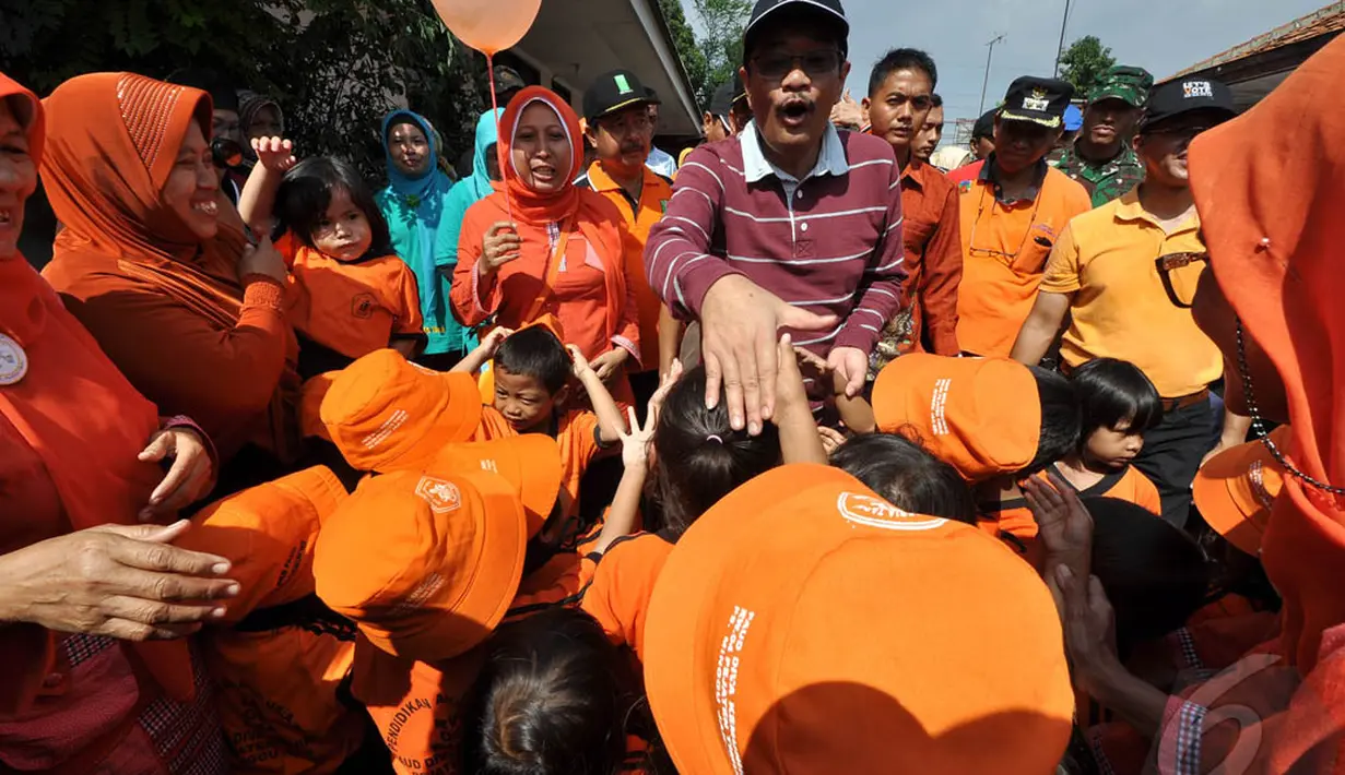 Puluhan siswa-siswa PAUD Diva Kemuning antusias menyambut kedatangan Wagub DKI, Djarot Saiful Hidayat, Jakarta, Minggu (21/12/2014). (Liputan6.com/Miftahul Hayat)