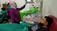 PMI Kota Tangerang layani pendistribusian plasma darah untuk pasien covid-19. (Liputan6.com/Pramita Tristiawati)