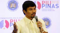 Mantan Petinju, Manny Pacquiao memberikan keterangan kepada wartawan usai  diangkat senator di Manila, Filipina, Kamis (19/5). Pacquiao berhasil menduduki 1 dari 12 kursi senator di Majelis Tinggi setelah mendapat 16 juta suara. (REUTERS/Erik De Castro)