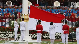 Pasukan Pengibar Bendera Pusaka (Paskibraka) bersama Pasukan Pengamanan Presiden (Paspampres) menurunkan Bendera Merah Putih pada Upacara Penurunan Bendera HUT ke-72 Kemerdekaan RI di Istana Merdeka, Jakarta, Kamis (17/8). (Liputan6.com/Pool)