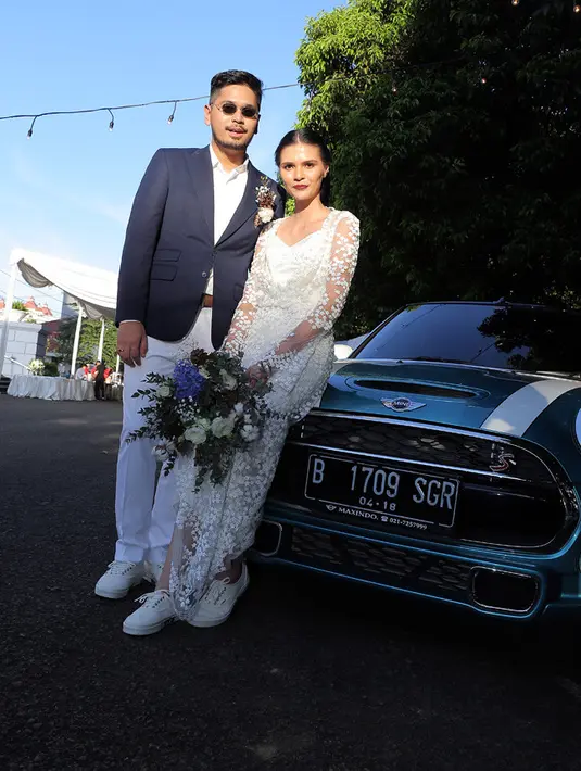 Dalam acara pemberkatan nikah Petra Sihombing dan Firrina Sinatrya disaksikan oleh kedua keluarga, kerabat dan tamu yang berjumlah sekitar 400 orang. Malam ini, mulai pukul 19.00 WIB dilanjutkan acara resepsi. (Deki Prayoga/Bintang.com)