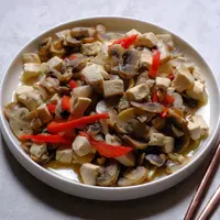 Ilustrasi tumsi tahu putih dan jamur kancing/copyrightshutterstock/Ika Hilal