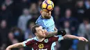 Duel pemain Burnley, Ashley Barnes idengan pemain Manchester City, Nicolas Otamendi pada lanjutan Premier League di Etihad Stadium, (2/1/2017).  Manchester City menang 2-1. (Reuters/Anthony Devlin)