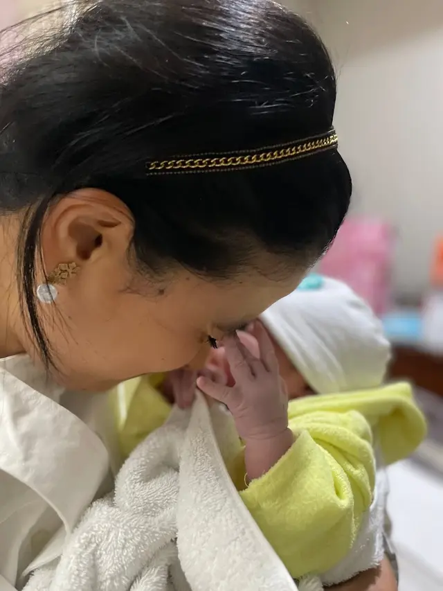 Potret Marcella Zalianty Gendong Keponakan. (instagram/marcella.zalianty)