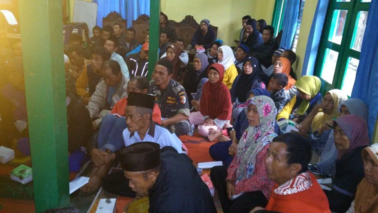 Pengungsi mendengarkan penjelasan dari PVMBG dan BMKG soal gempa susulan sebagai bagian edukasi pengungsi korban gempa. (Foto: Liputan6.com/Muhamad Ridlo)