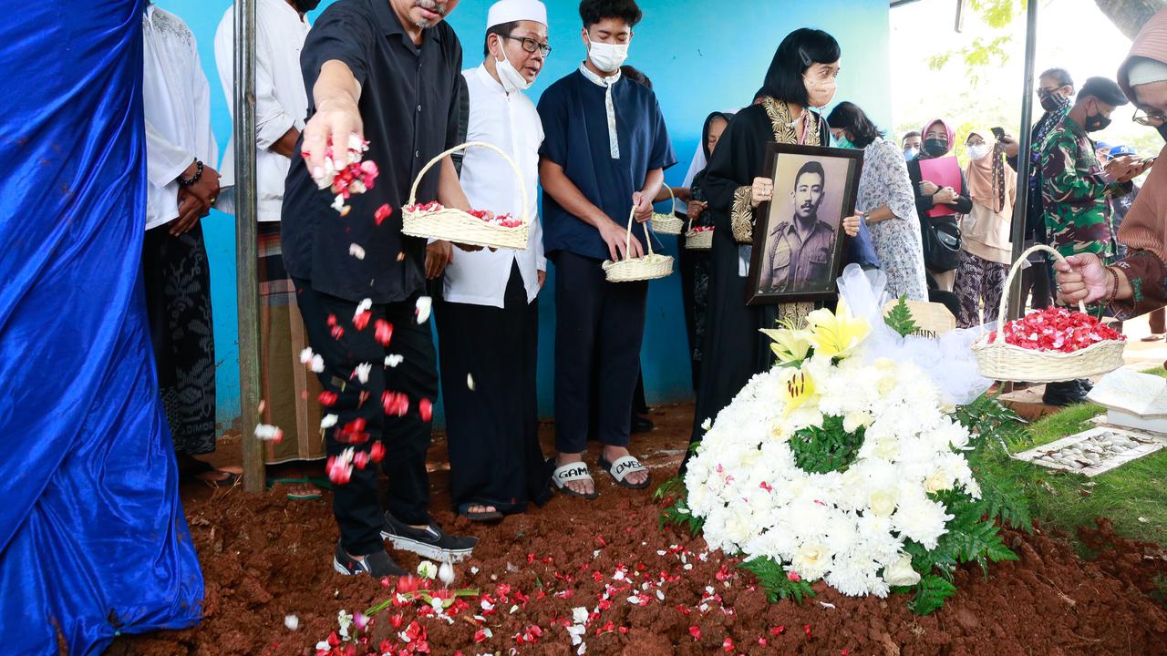 Indra Birowo di pemakaman ayahnya di Tanah Kusir