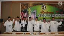 Sejumlah ulama yang tergabung dalam Jaringan Kiai-Santri Nasional (JKSN) Jawa Tengah foto bersama usai konferensi pers bertajuk  "Kenduri Kemenangan Jokowi-KH Ma'ruf Amin" di Semarang (22/4). Dalam acara ini para ulama akan berusaha menyatukan umat Islam seusai Pilpres 2019. (Liputan6.com/Gholib)