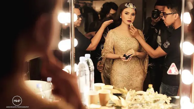 [Bintang] 8 Potret Artis Indonesia Saat Berada di Ruang Makeup