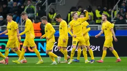 Bermain di kandang sendiri, Inter Milan tumbang dari wakil Norwegia, Bodo/Glimt, dengan skor 1-2. Tampak dalam foto, pemain Bodo/Glimt, Jens Petter Hauge (kelima kiri) merayakan golnya bersama rekan-rekan setimnya selama pertandingan babak playoff Liga Champions 2025-2026 melawan Inter Milan di stadion San Siro, Italia, Selasa 24 Februari 2026 waktu setempat atau Rabu (25/2/2026) dini hari WIB. (AP Photo/Luca Bruno)