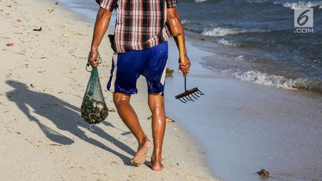 Pencari Kerang di Pesisir Pantai Pulau Pasir