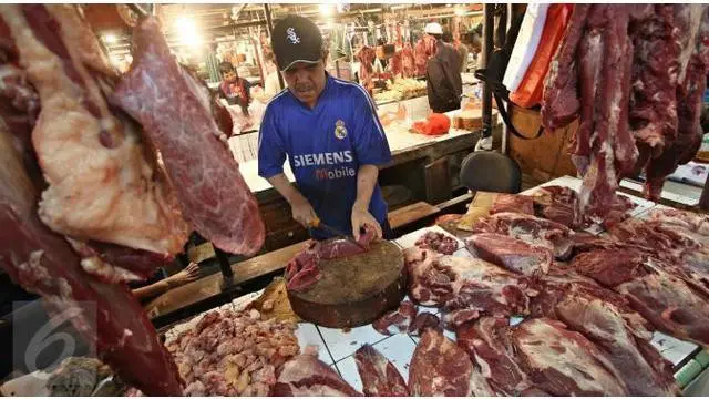 Harga daging sapi terus meroket ke level Rp 120 ribu-Rp 130 ribu per kilogram (kg). Hal ini membuat para pedagang mulai menurunkan jumlah penjualannya demi mencegah kerugian.