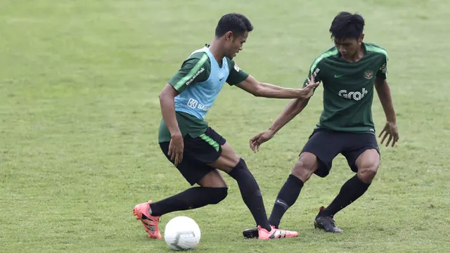 Pemain Timnas Indonesia U-22, Dimas Drajad, menggiring bola. (Bola.com/Yoppy Renato)