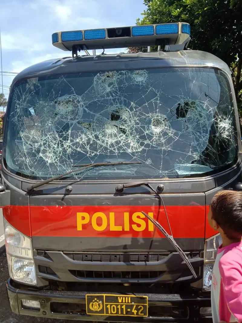 Sebuah kendaraan Binmas milik Polres Tasikmalaya, Jawa Barat nampak rusak setelah dirusan sekelompok massa dalam aksi demo minta pembebasan HRS di Kantor Kejaksaan Tasikmalaya.