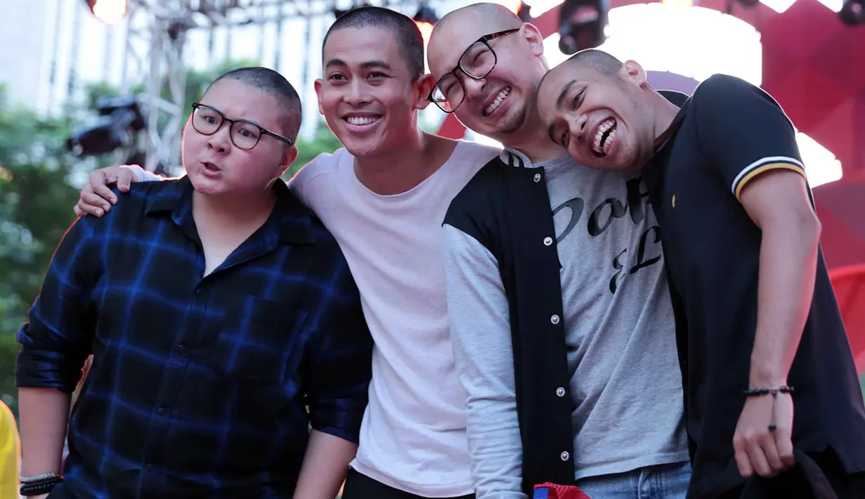 Aksi Berani Gundul sebagai peringatan Hari Kanker Anak Internasional 2017, Sabtu (18/2). Acara itu diadakan oleh Yayasan Kasih Anak Kanker Indonesia (YKAKI). Sebagai bentuk mendukung dan menggalang dana untuk penderita kanker. (Deki Prayoga/Bintang.com)