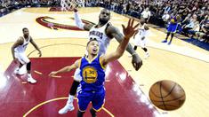 Pemain Cavaliers, LeBron James #23 menghalau tembakan pemain Warriors, Stephen Curry #30 pada game ke-6 Final NBA di Quicken Loans Arena, Jumat (17/6/2016) WIB. (Mandatory Credit: Bob Donnan-USA TODAY Sports)