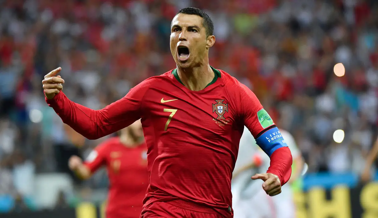 Cristiano Ronaldo - Pemain yang mengawali debut internasionalnya di tahun 2003 ini, menjadi kolektor caps internasional terbanyak di gelaran Euro 2020. Total caps yang ia bukukan sebanyak 174 caps dan masih memiliki kans untuk bertambah pada gelaran ini bersama Portugal. (Foto: AFP/Nelson Almeida)
