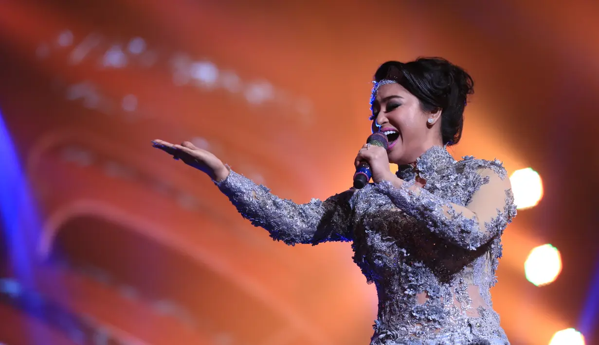 Selain Zaskia Gotik dan Dewi Perssik, HUT Indosiar juga diramaikan oleh penampilan pedangdut Ayu Ting Ting, Jenita Jannet, Cita Citata serta artis jebolan D'Academy dan Bintang Pantura Indosiar. (Adrian Putra/Bintang.com)