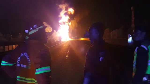 Truk tangki BBM terbakar di Tol Cikampek