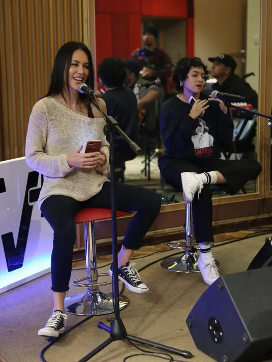 Sophia Latjuba saat latihan bersama band NeV+ di Musica Studio, Jakarta. NeV+ bersama Sophia Latjuba akan membawakan salah satu lagu hits dari Nidji dalam acara Love and Fabulous Festival (LAFF) 2018. (Nurwahyunan/Bintang.com)