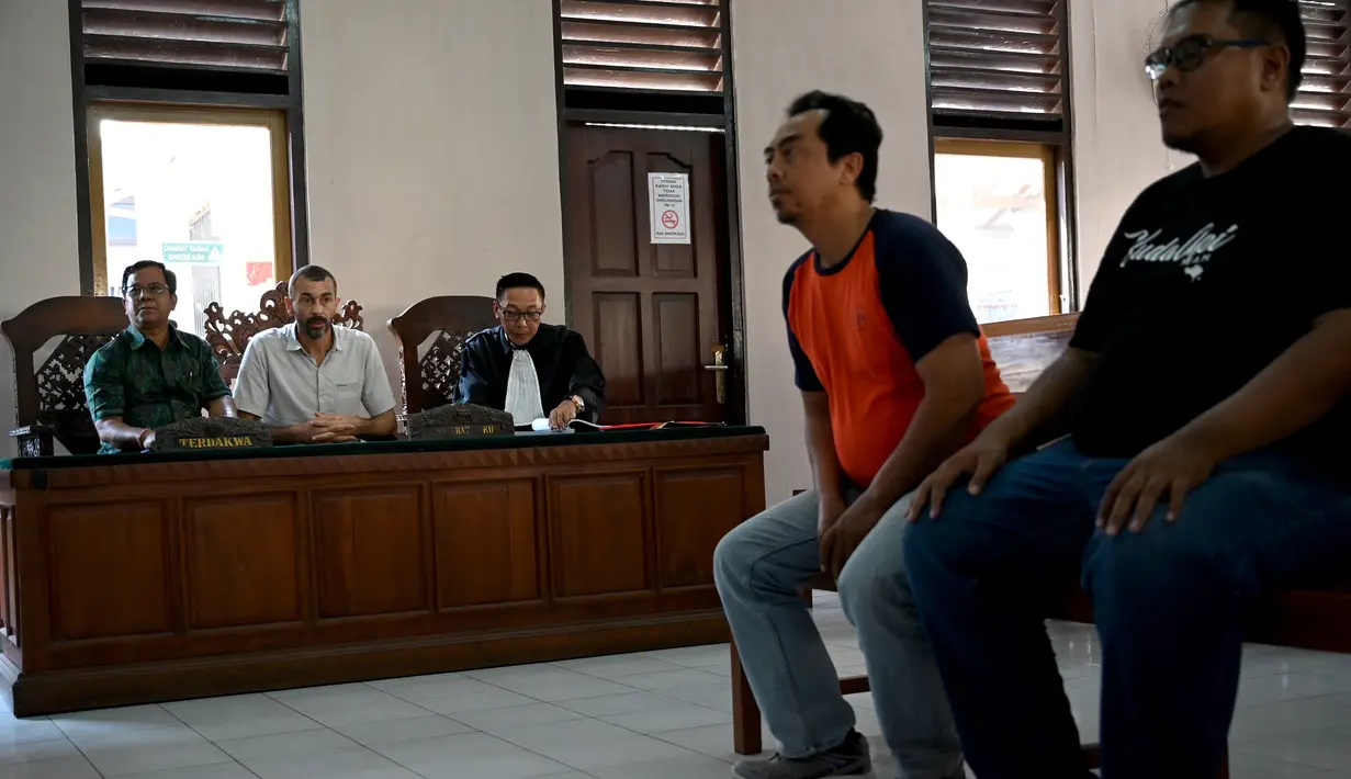 Warga negara Prancis, Samuel Pierre Danguny (kedua kiri) menjalani sidang atas kepemilikan narkoba di Pengadilan Negeri Denpasar, Bali, Kamis (1/8/2019). Pierre diamankan pada 15 Maret 2019 dengan barang bukti berupa 6 paket ganja, 2 paket hasis, dan 1 paket sabu.  (SONNY TUMBELAKA/AFP)