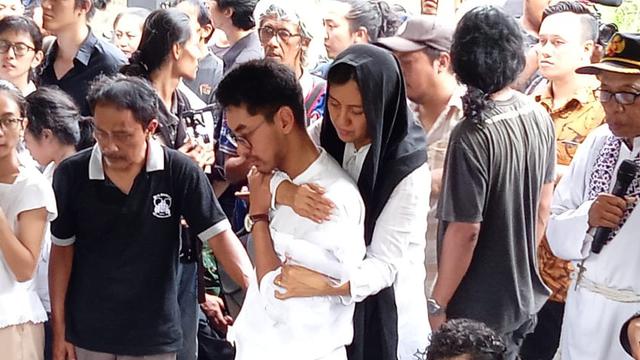 Istri Djaduk Ferianto tak kuasa menahan duka selama proses pemakaman.