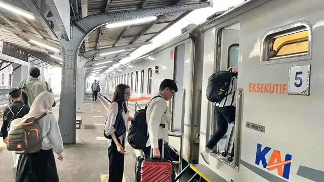 Para penumpang bersiap memasuki  gerbong kereta api di staisun Banyuwangi Kota (Istimewa)
