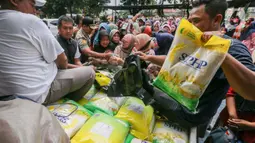 Pemkot Kota Tangerang menggelar kegiatan Gerakan Pangan Murah sebagai upaya untuk menstabilkan harga beras dan sejumlah kebutuhan pokok. (Liputan6.com/Angga Yuniar)