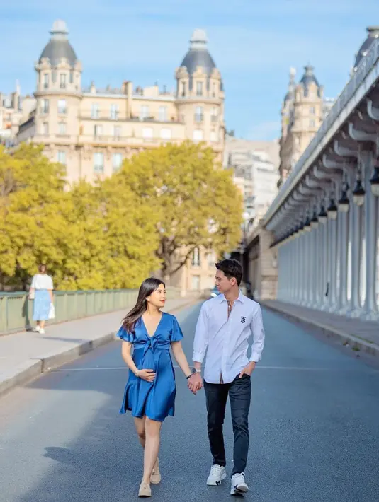 Manisnya potret couple Valencia Tanoesoedibjo dan Kevin Sanjaya di Paris. Keduanya napak tilas saat menjadi pasangan sebelum menikah, sekarang melakukan maternity shoot menantikan kehadiran anak pertama. [Foto: Instagram/valenciatanoe]