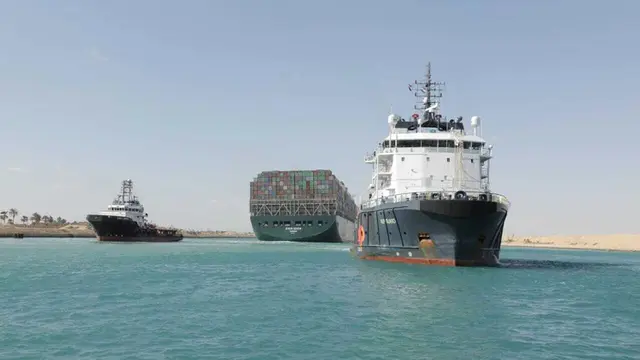 FOTO: Kapal Kargo Ever Given Berhasil Dievakuasi dari Terusan Suez