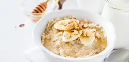 Resep Oatmeal Pisang dan Kayu Manis Ramah Lambung./Copyright depositphotos.com/anaumenko