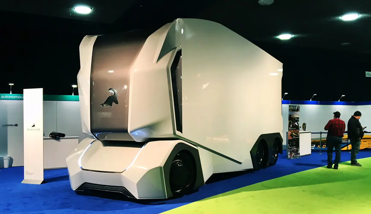 Truk konsep otomatik T-pod Einride dipamerkan saat pratinjau pers di North America International Auto Show (NAIAS) 2018 di Detroit, Michigan, Selasa (16/1). NAIAS lebih populer dikenal dengan Detroit Motor Show. (Nova SAFO/AFP)