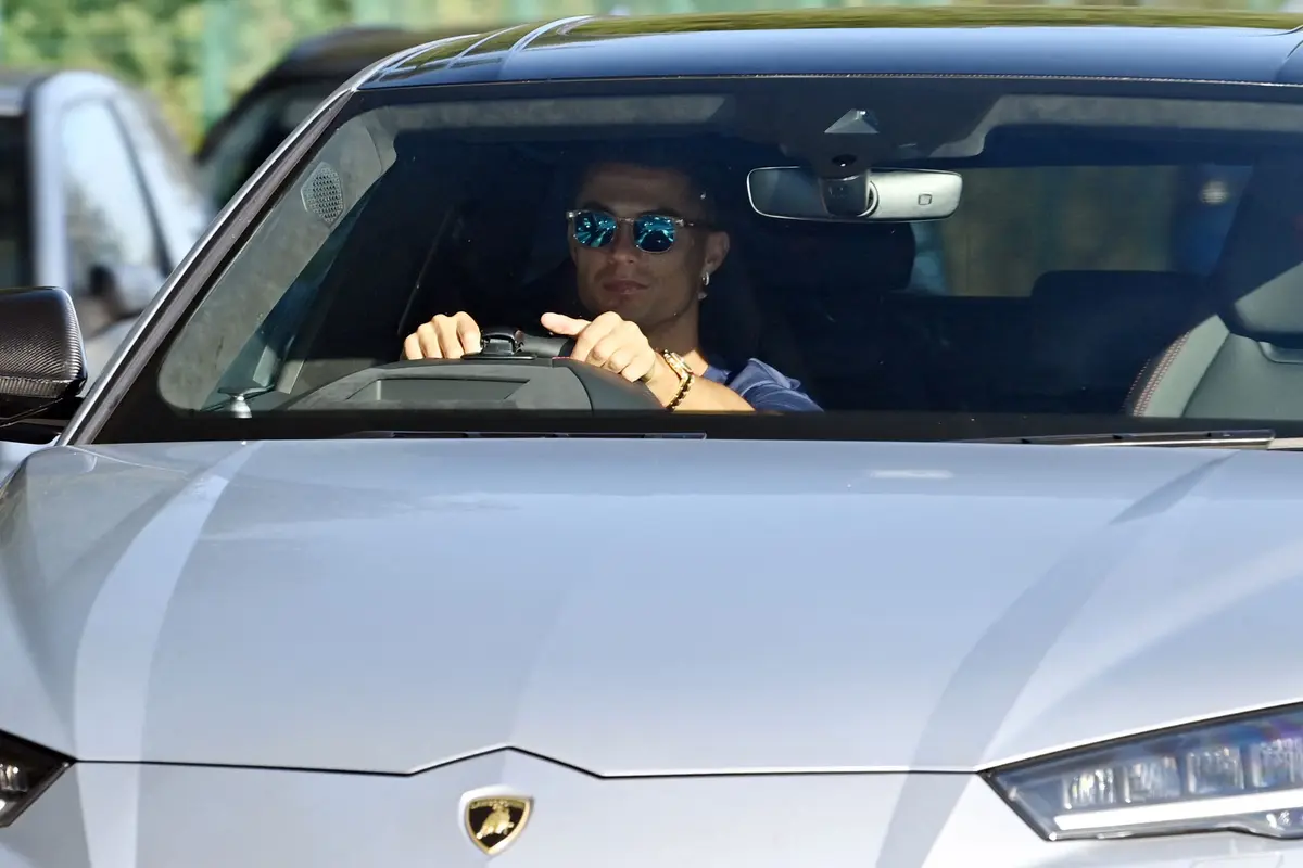 Foto: Usai Latihan Bersama Manchester United, Cristiano Ronaldo Menampakkan Diri Pakai Lamborghini
