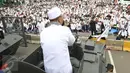 Penceramah menyampaikan khotbah di atas mobil barakuda di Jalan Merdeka Barat, Jakarta, Jumat (4/11). Massa aksi damai 4 November terlihat mendengarkan khotbah salat Jumat yang digelar di atas aspal. (Liputan6.com/Faizal Fanani)