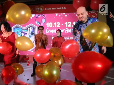 CEO Lazada Indonesia Alessandro Piscini (kanan) bersama Chief Marketing Officer Lazada Indonesia Monika Rudijono (kiri) menusukkan jarum ke balon tanda diluncurkannya Lazada 12.12 Grand Year End Sale di Jakarta, Selasa (4/12). (Liputan6.com/Angga Yuniar)