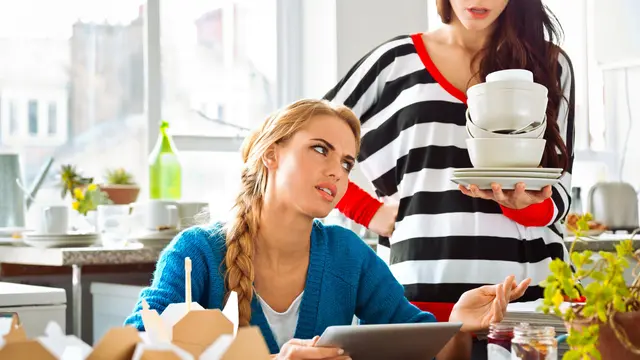 [Bintang] Kata Astrologer: 4 Zodiak Yang Hobinya Nyuruh Teman Sekamarnya