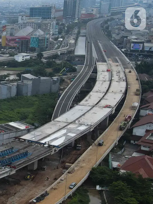 Foto udara pembangunan konstruksi jalan Tol Becakayu (Bekasi Cawang Kampung Melayu) seksi 2A di Bekasi, Jawa Barat, Selasa (14/6/2022). Jalan Tol Becakayu yang dibangun untuk mengurai kemacetan di Kalimalang dan Jalan Tol Jakarta-Cikampek. (Liputan6.com/Herman Zakharia)