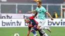 Gelandang Inter Milan, Christian Eriksen, berebut bola dengan pemain Genoa, Valon Berhami, pada laga Serie A di Stadion Luigi Ferraris, Sabtu (25/7/2020). Inter Milan menang 3-0 atas Genoa. (Tano Pecoraro/LaPresse via AP)