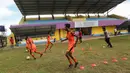 Pemain muda berlatih sepak bola di Stadion Ki Mawuk, Kabupaten Tangerang (21/01/2022). Guna mencetak bibit pemain sepak bola, Kabupaten Tangerang membangun stadion mini di 29 kecamatan yang merupakan bagian program Rencana Pembangunan Jangka Menengah Daerah (RPJMD). (Liputan6.com/Fery Pradolo)