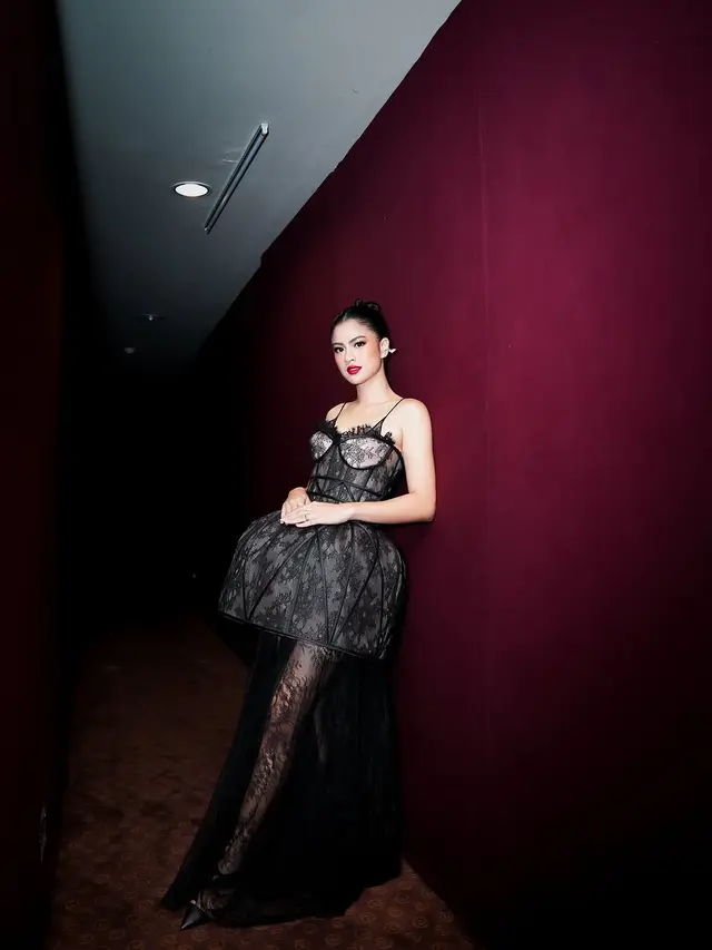 Adu Gaya Dark Stunning Dian Sastrowardoyo, Acha Septriasa, Hana Saraswati dan Della Dartyan di Premiere Film Qodrat 2