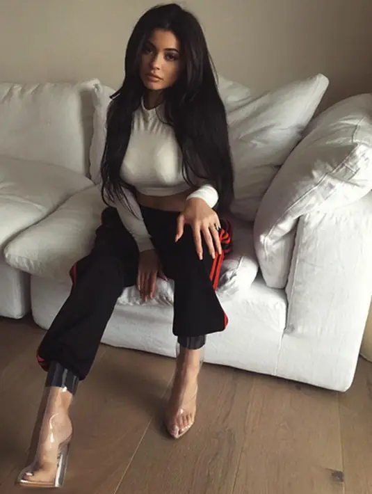 Hal ini dinyatakan Kylie lewat tulisan di akun Twitternya. Ia menuliskan bahwa dirinya tidak akan lagi mengunggah hal yang bersifat pribadi. Ia pun meminta maaf kepada penggemarnya. (Instagram/Kyliejenner)