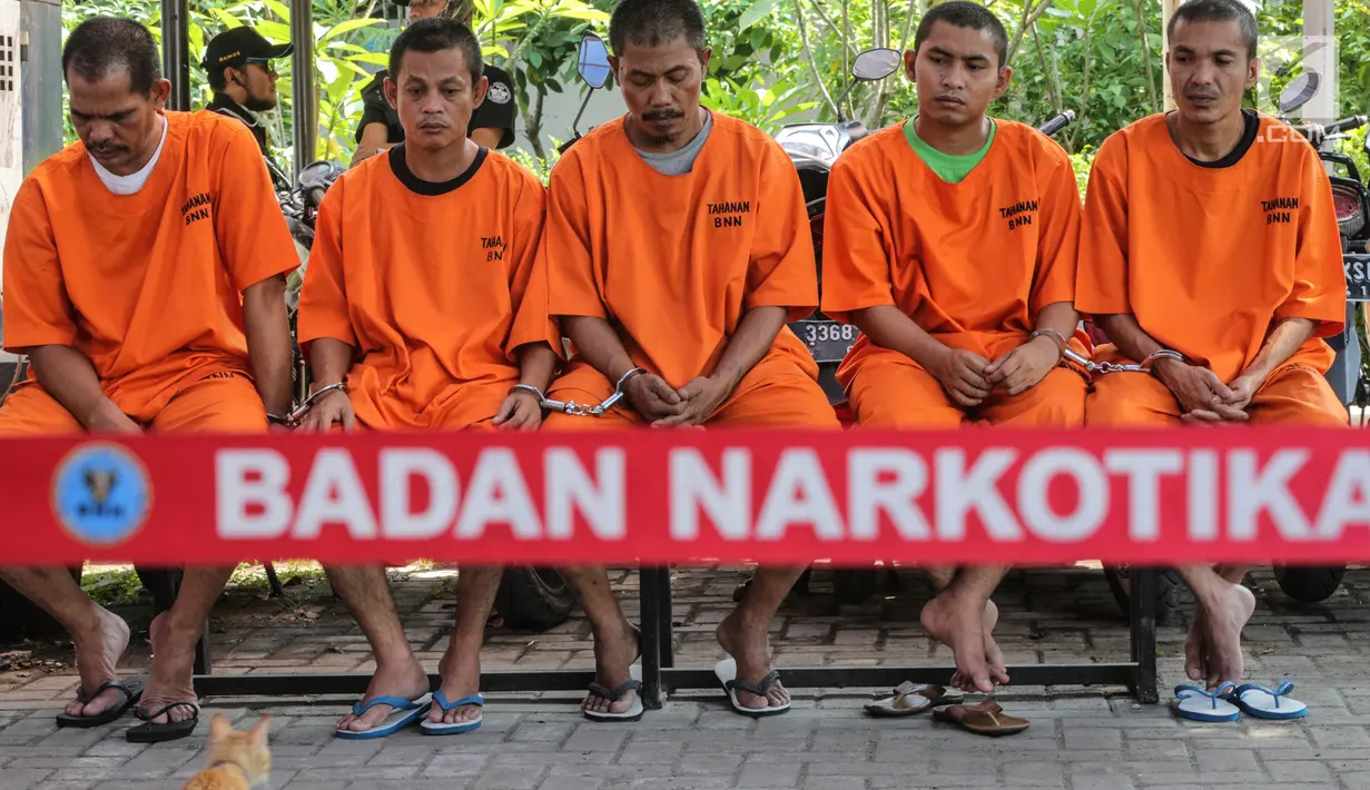 Sejumlah tersangka dihadirkan dalam pemusnahan barang bukti sabu asal Malaysia di BNN, Jakarta, Kamis (14/9). BNN memusnahkan 39,96 kilogram sabu hasil dari penangkapan jaringan internasional sindikat narkotika Aceh - Malaysia (Liputan6.com/Faizal Fanani)