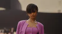 Tampil Serba Pink, Tyla Jadi Sorotan dengan Pixie Cut di Chanel F/W 2025 Paris Fashion Week
