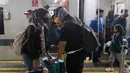 Sementara itu, data per 5 April 2025 menunjukkan angka tak jauh berbeda, yakni 52.060 penumpang. (Liputan6.com/Herman Zakharia)