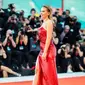 Scarlett Johansson berpose saat menghadiri pemutaran perdana film 'Marriage Story' di Venice Film Festival 2019, Italia, Kamis (29/8/2019). Bintang The Avengers itu memamerkan tato di punggungnya yang berbalut gaun merah berkilau. (Photo by Arthur Mola/Invision/AP)