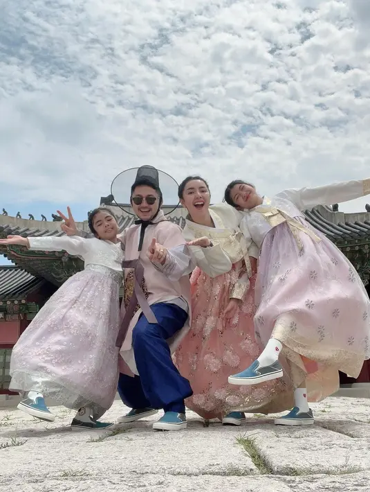 Kebahagiaan menyelimuti Angga dan Anna beserta anak-anak. Seperti diketahui, sebelum menikah dengan Angga, Anna telah memiliki dua  orang putri cantik dari perikahan sebelumnya. [Instagram/anggawijaya88]